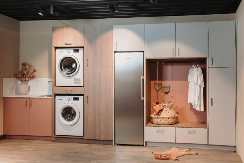 Wasmachinekast maatwerk met een wasmachine en droger boven elkaar